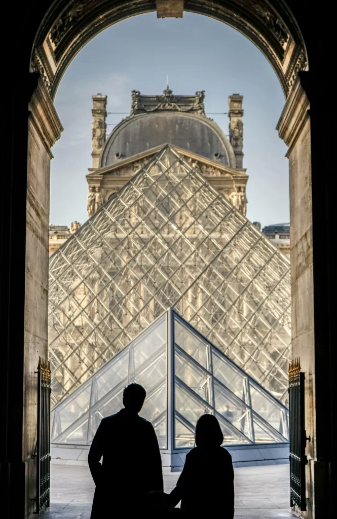 Couple arriving at the Louvre Museum 